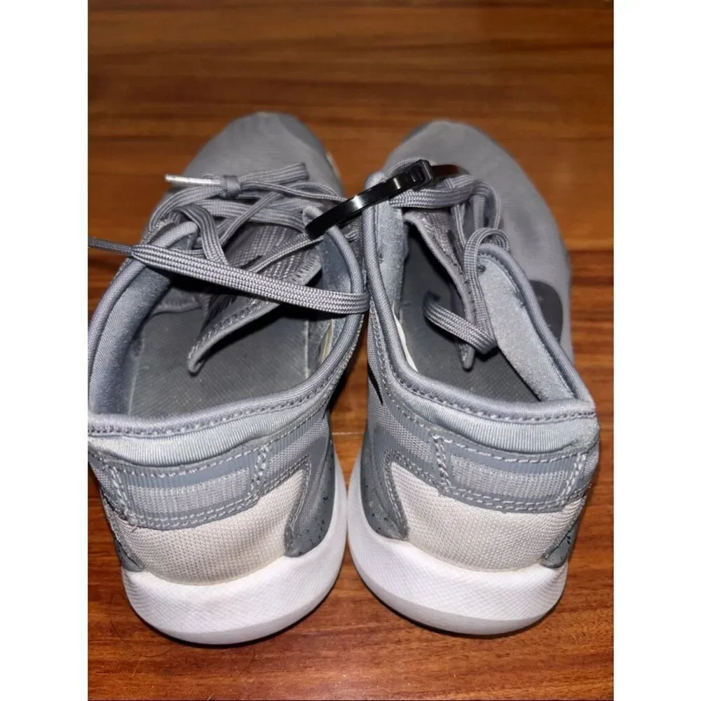 Nike women’s Light Gray Athletic Running Shoes 8.5